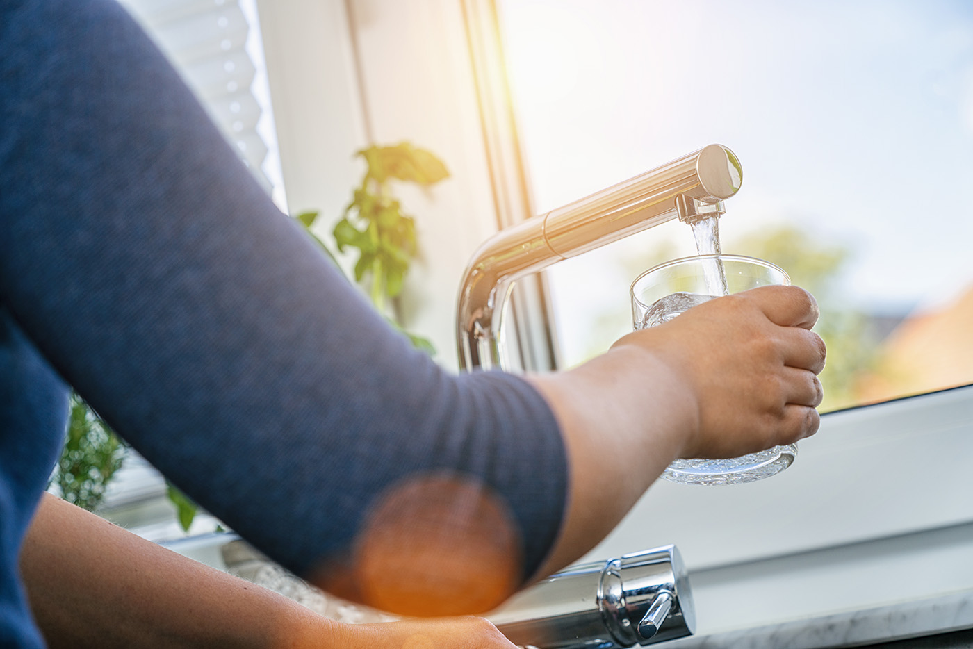 Dlaczego warto pić wodę z kranu podczas upalnych dni?